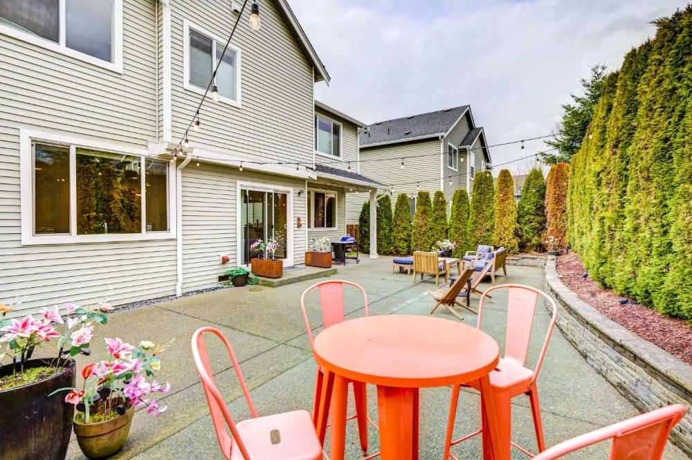 Spacious Kent Home Near SeaTac Airport with Patio